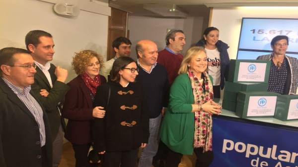 Mercedes Fernández presenta las firmas a favor de prisión permanente revisable Mercedes Fernández presenta las firmas a favor de prisión permanente revisable