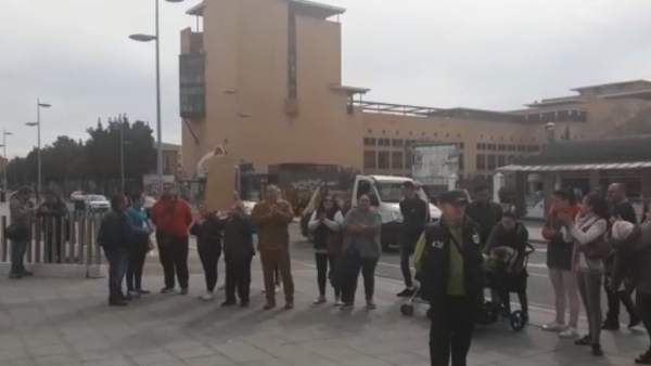 Personas gritan 'asesina' frente a los juzgados donde declara Ana Julia Personas gritan 'asesina' frente a los juzgados donde declara Ana Julia