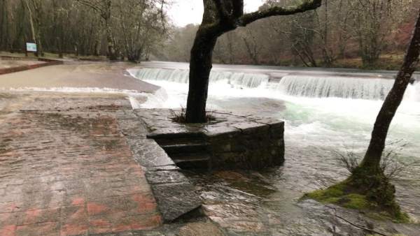 Desbordamiento del río en Ponte Caldelas por las lluvias Desbordamiento del río en Ponte Caldelas por las lluvias