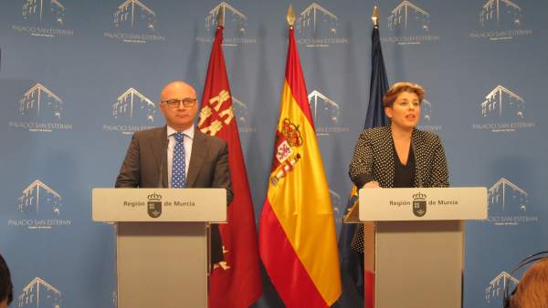 Juan Hernández, junto a la portavoz del Gobierno en la rueda de prensa Juan Hernández, junto a la portavoz del Gobierno en la rueda de prensa