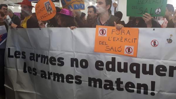 Protesta contra el Ejército en el Salón de la Enseñanza de Barcelona. Protesta contra el Ejército en el Salón de la Enseñanza de Barcelona.