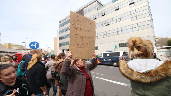 Ciudadanos se manifiestan ante la Ciudad de la Justicia de Almería Ciudadanos se manifiestan ante la Ciudad de la Justicia de Almería