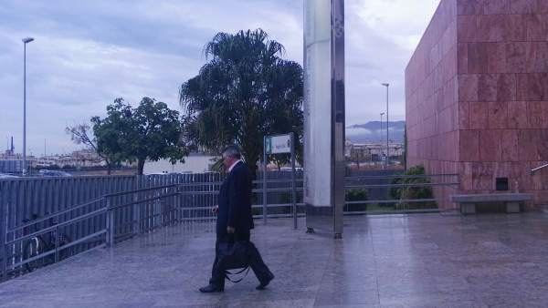 Roca saliendo del juzgado en régimen de autogobierno Roca saliendo del juzgado en régimen de autogobierno