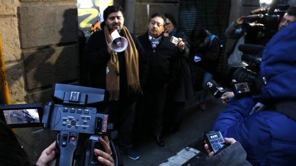 'Narcotour' para periodistas en el Raval de Barcelona a cargo de vecinos del barrio que denuncian la presencia de narcopisos. 'Narcotour' para periodistas en el Raval de Barcelona a cargo de vecinos del barrio que denuncian la presencia de narcopisos.