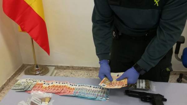 Un guardia civil muestra los elementos encontrados en la operación Un guardia civil muestra los elementos encontrados en la operación