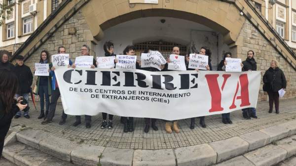 Manifestación de la Apdha y Algeciras Acoge en el CIE Manifestación de la Apdha y Algeciras Acoge en el CIE