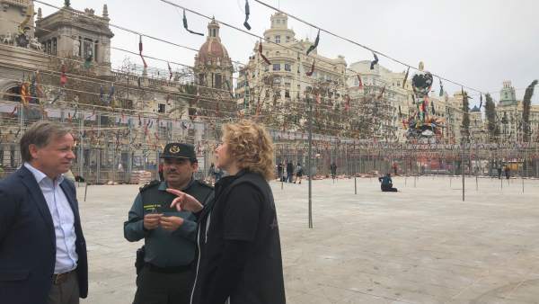 Juan Carlso Moragues en la visita de seguridad a la mascletà Juan Carlso Moragues en la visita de seguridad a la mascletà