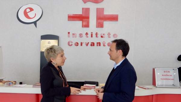 Javier Celdrán e Inmaculada González Puy, en el Instituto Cervantes en Pekín Javier Celdrán e Inmaculada González Puy, en el Instituto Cervantes en Pekín