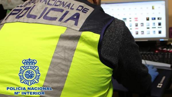 Agente de la Policía Nacional, en tareas de investigación informática Agente de la Policía Nacional, en tareas de investigación informática
