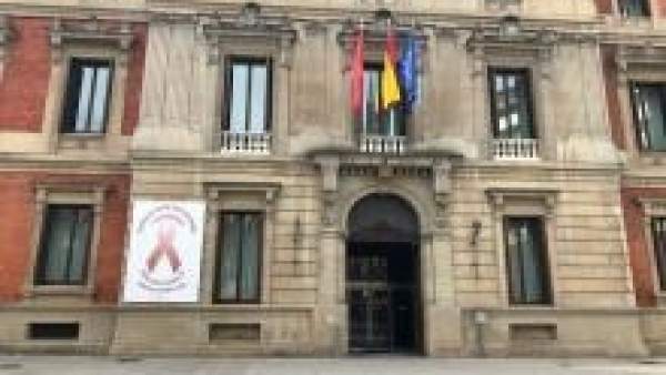 El lazo marrón en el fachada del Parlamento de Navarra. El lazo marrón en el fachada del Parlamento de Navarra.