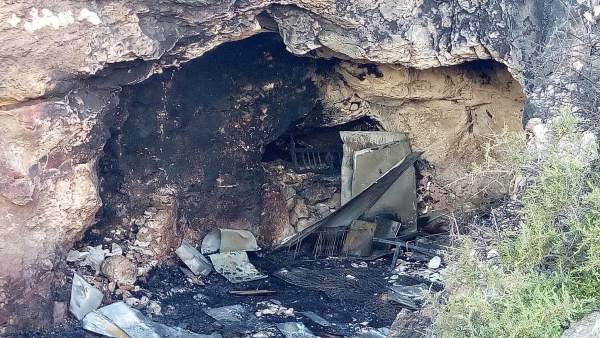 Cueva incendiada en la que murieron un joven y dos menores en Almería Cueva incendiada en la que murieron un joven y dos menores en Almería