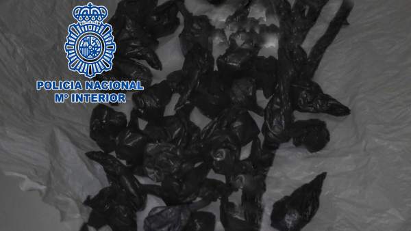'La Policía Nacional Detiene En Córdoba A Una Persona Con 34 Dosis De Lo Parece 'La Policía Nacional Detiene En Córdoba A Una Persona Con 34 Dosis De Lo Parece