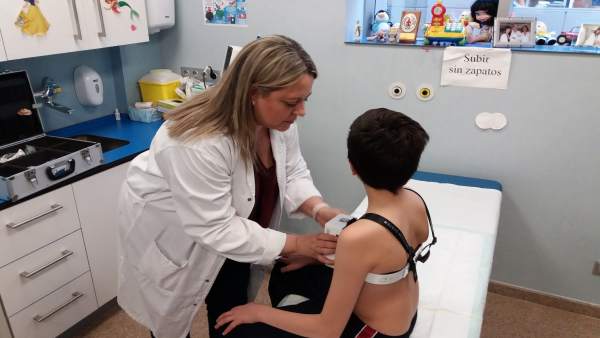 La doctora Stella Maris Rial ajusta el aparato compresor a un paciente La doctora Stella Maris Rial ajusta el aparato compresor a un paciente