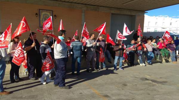 Concentración de los trabajadores de la lonja de Isla Cristina. Concentración de los trabajadores de la lonja de Isla Cristina.