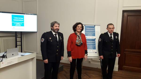 Angel Beortegui (i), Itziar Gómez y Jesús Munáriz en el Ayuntamiento de Pamplona Angel Beortegui (i), Itziar Gómez y Jesús Munáriz en el Ayuntamiento de Pamplona