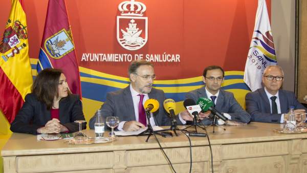 El consejero Felipe López con el alcalde de Sanlúcar de Barrameda El consejero Felipe López con el alcalde de Sanlúcar de Barrameda