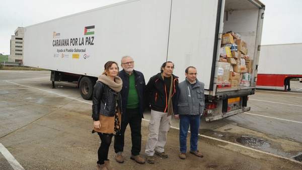 Guijarro e Hidalgo (segundo por la dcha.) junto al camión cargado de alimentos Guijarro e Hidalgo (segundo por la dcha.) junto al camión cargado de alimentos