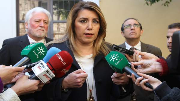 La presidenta de la Junta, Susana Díaz, atendiendo a los medios La presidenta de la Junta, Susana Díaz, atendiendo a los medios