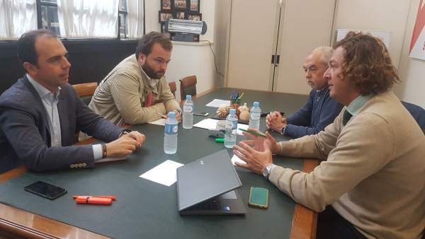 Millán con los empresarios de los mercados de abasto Millán con los empresarios de los mercados de abasto