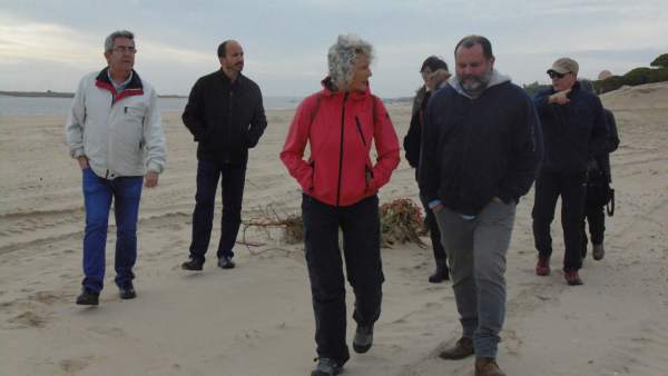 Representantes de IULV-CA visitan la playa de El Portil. Representantes de IULV-CA visitan la playa de El Portil.