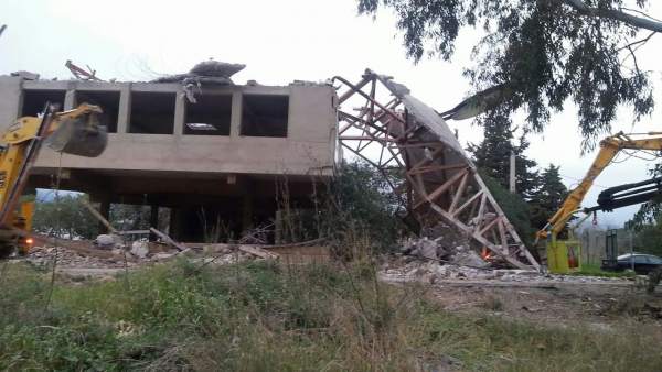 El Ayuntamiento de Estepona ordena la demolición de una estructura El Ayuntamiento de Estepona ordena la demolición de una estructura