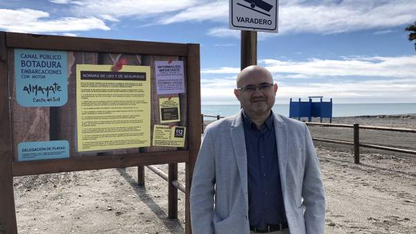 Jesús Pérez Atencia teniente alcalde de Torre del Mar en Vélez botadura pública Jesús Pérez Atencia teniente alcalde de Torre del Mar en Vélez botadura pública