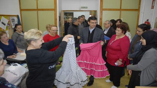 El alcalde de Granada visita un taller de confección de trajes flamencos El alcalde de Granada visita un taller de confección de trajes flamencos