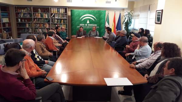 Zurera (al fondo), durante el encuentro mantenido Zurera (al fondo), durante el encuentro mantenido