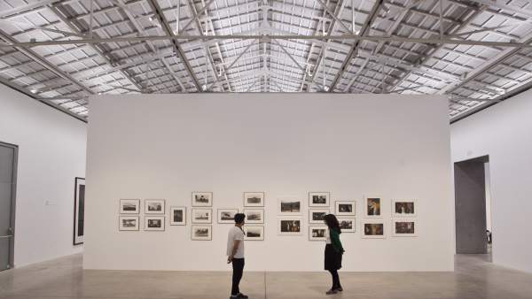 Visitantes en la exposición 'Hacia la luz' de Joel Meyerowitz en Bombas Gens Visitantes en la exposición 'Hacia la luz' de Joel Meyerowitz en Bombas Gens