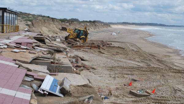 Trabajos de desescombro en la playa de Isla Cristina. Trabajos de desescombro en la playa de Isla Cristina.