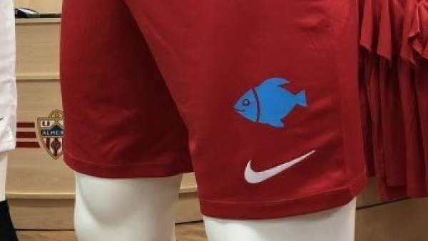 Pantalón del Almería con un 'pescaíto' en recuerdo a Gabriel Cruz Pantalón del Almería con un 'pescaíto' en recuerdo a Gabriel Cruz