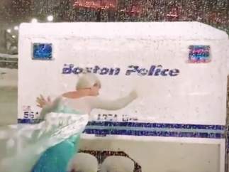 Un hombre rescata un furgón policial disfrazado de Elsa, de 'Frozen',