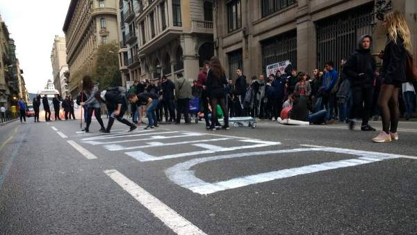 Estudiantes cortan la Via Laietana de Barcelona. Estudiantes cortan la Via Laietana de Barcelona.