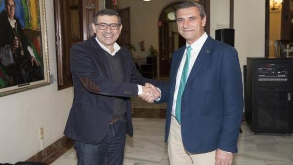 Pedro Lozano y José Luján se estrechan la mano Pedro Lozano y José Luján se estrechan la mano