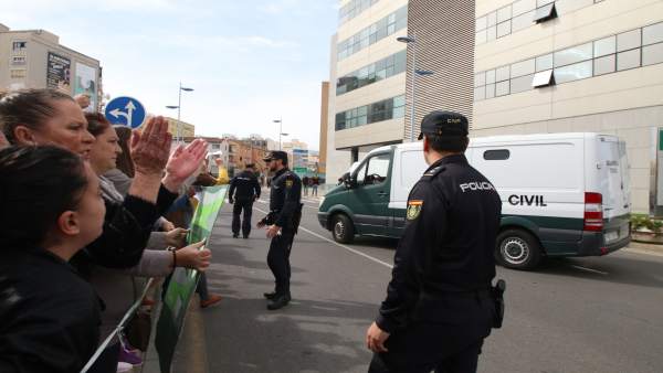 Furgón en el que Quezada fue llevada este miércoles a la Comandancia Furgón en el que Quezada fue llevada este miércoles a la Comandancia