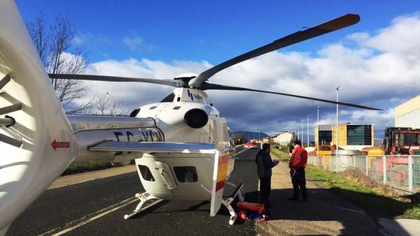 Traslado en helicóptero del herido Traslado en helicóptero del herido