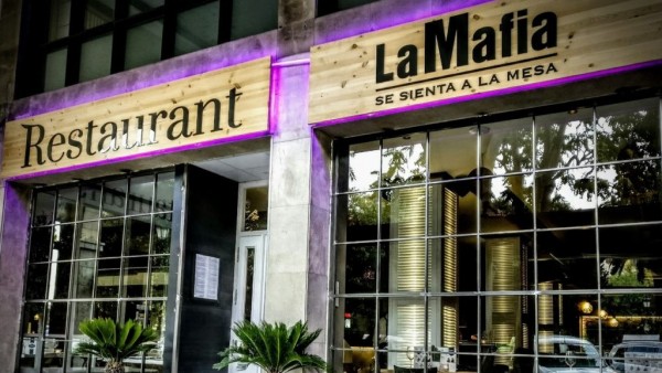 La Mafia se sienta a la mesa La Mafia se sienta a la mesa