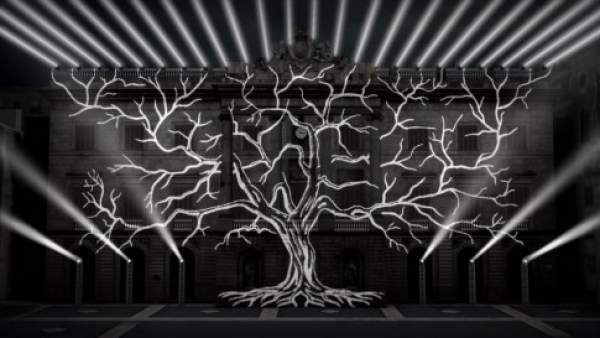 El árbol de la memoria, un mapping en la fachada del Ayuntamiento de Barcelona. El árbol de la memoria, un mapping en la fachada del Ayuntamiento de Barcelona.