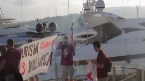 Fotograma del vídeo de la protesta de Arran contra la masificación turística Fotograma del vídeo de la protesta de Arran contra la masificación turística