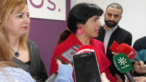 La coordinadora de Podemos Andalucía, Teresa Rodríguez, atiende a los medios La coordinadora de Podemos Andalucía, Teresa Rodríguez, atiende a los medios