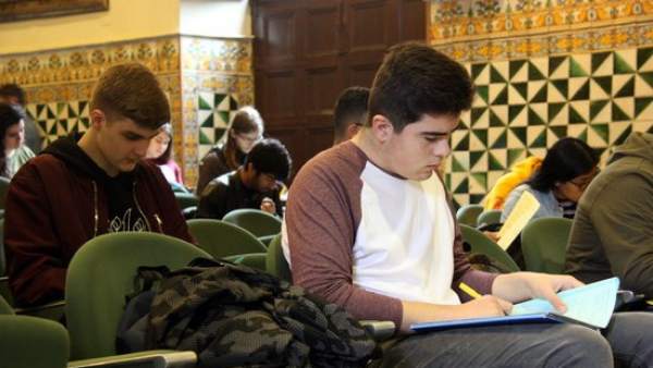 Alumnos realizando la Prueba Cangur de Matemáticas en el Instituto de Estudios Catalanes. Alumnos realizando la Prueba Cangur de Matemáticas en el Instituto de Estudios Catalanes.