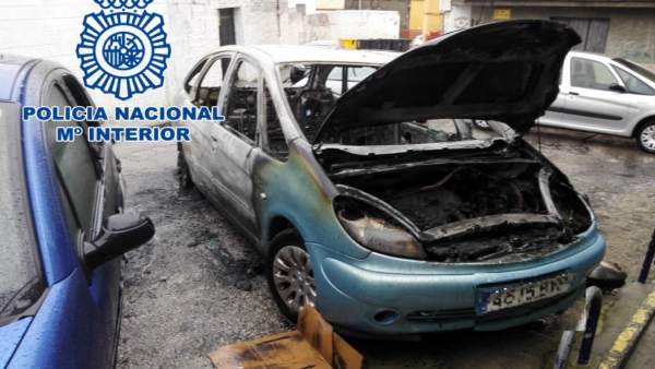 Vehículo calcinado en Algeciras Vehículo calcinado en Algeciras