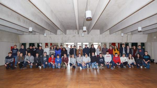 Estudiantes participantes en la Olimpiada de Física, el día de las pruebas. Estudiantes participantes en la Olimpiada de Física, el día de las pruebas.