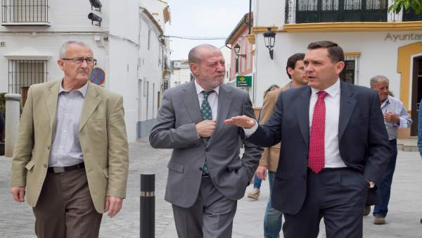 Villalobos, durante una visita a Umbrete Villalobos, durante una visita a Umbrete