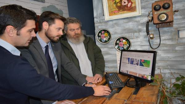 La Junta visita una web sobre compraventa de muebles antiguos La Junta visita una web sobre compraventa de muebles antiguos
