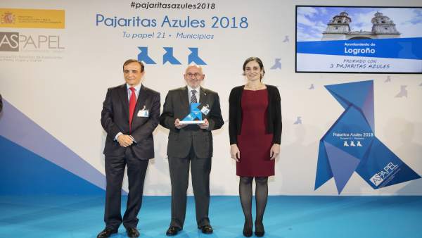 Ruiz Tutor recibe 'Pajarita azúl' en Madrid Ruiz Tutor recibe 'Pajarita azúl' en Madrid