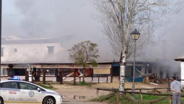 Incendio en un restaurante de la aldea de El Rocío. Incendio en un restaurante de la aldea de El Rocío.