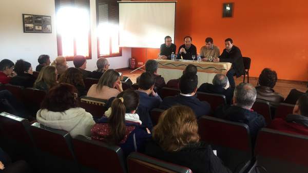 Dirigentes del PSOE de Huelva, en una reunión en la Sierra. Dirigentes del PSOE de Huelva, en una reunión en la Sierra.