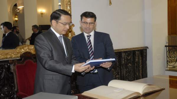 El alcalde, Francisco Cuenca, recibe al embajador de China en España, Lyu Fan El alcalde, Francisco Cuenca, recibe al embajador de China en España, Lyu Fan