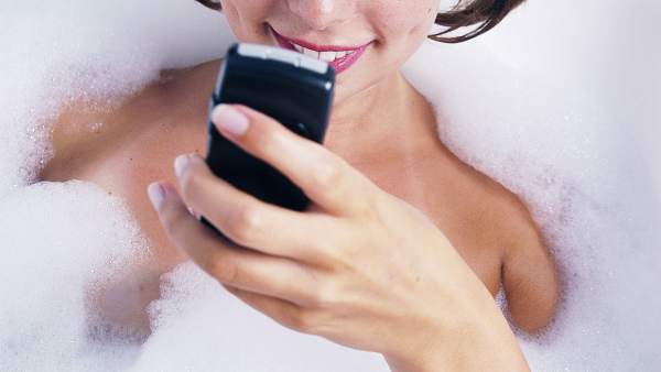 Móvil en la ducha Móvil en la ducha